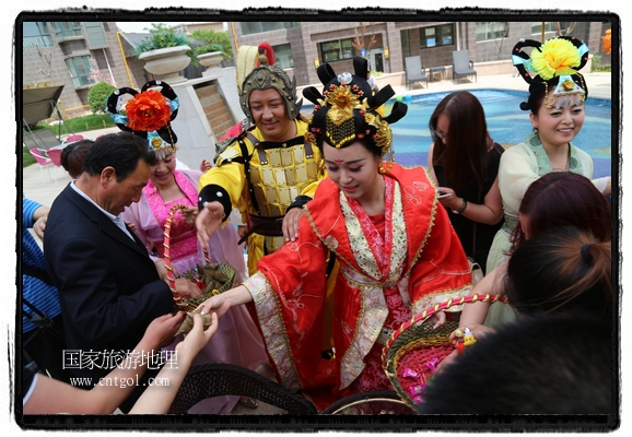 6月19日，端午節(jié)的前一天，甘肅平?jīng)鍪嗅轻紖^(qū)南山公園澳廈麗灣小區(qū)“邀請”唐朝被譽(yù)為四大美女之一的“楊貴妃”前來與市民見面，共度“端午佳節(jié)”。期間，“貴妃娘娘”由一名解說人員做向?qū)?，與小區(qū)居民一同游玩、賞景、互敬酒水、合影留念，并現(xiàn)場贈送大人小孩粽子、香包和糖果。