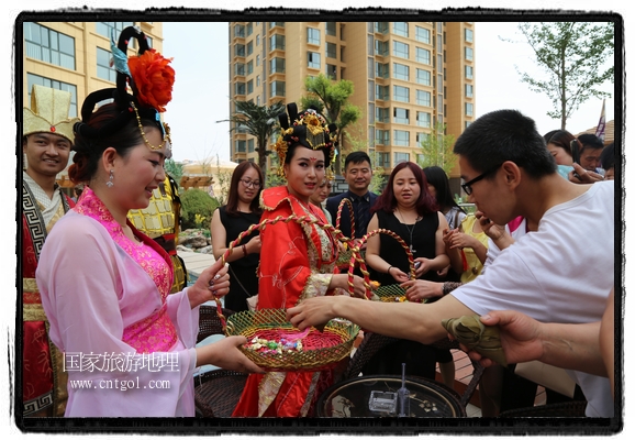 6月19日，端午節(jié)的前一天，甘肅平?jīng)鍪嗅轻紖^(qū)南山公園澳廈麗灣小區(qū)“邀請”唐朝被譽(yù)為四大美女之一的“楊貴妃”前來與市民見面，共度“端午佳節(jié)”。期間，“貴妃娘娘”由一名解說人員做向?qū)?，與小區(qū)居民一同游玩、賞景、互敬酒水、合影留念，并現(xiàn)場贈送大人小孩粽子、香包和糖果。