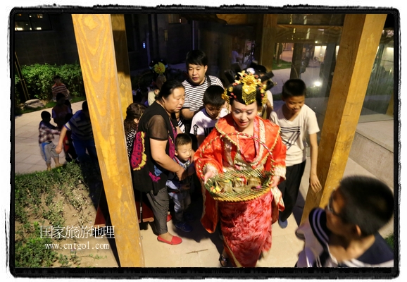6月19日，端午節(jié)的前一天，甘肅平?jīng)鍪嗅轻紖^(qū)南山公園澳廈麗灣小區(qū)“邀請”唐朝被譽(yù)為四大美女之一的“楊貴妃”前來與市民見面，共度“端午佳節(jié)”。期間，“貴妃娘娘”由一名解說人員做向?qū)?，與小區(qū)居民一同游玩、賞景、互敬酒水、合影留念，并現(xiàn)場贈送大人小孩粽子、香包和糖果。