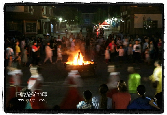 甘肅平?jīng)鍪嗅轻脊沛?zhèn)舉辦了篝火晚會(huì)，1000余名市民參與其中，大家載歌載舞，在歡快熱鬧的氣氛中為每一位父親送祝福。父親節(jié)（Father's Day），顧名思義是感恩父親的節(jié)日。約始于二十世紀(jì)初，起源于美國(guó)，現(xiàn)已廣泛流傳于世界各地，節(jié)日日期因地域而存在差異。
