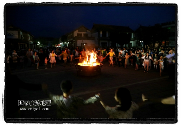甘肅平?jīng)鍪嗅轻脊沛?zhèn)舉辦了篝火晚會(huì)，1000余名市民參與其中，大家載歌載舞，在歡快熱鬧的氣氛中為每一位父親送祝福。父親節(jié)（Father's Day），顧名思義是感恩父親的節(jié)日。約始于二十世紀(jì)初，起源于美國(guó)，現(xiàn)已廣泛流傳于世界各地，節(jié)日日期因地域而存在差異。