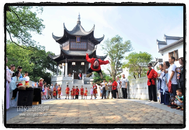 6月20日，小朋友們和中國武術(shù)愛好者們在江西省婺源縣熹園景區(qū)表演中國傳統(tǒng)的中國武術(shù)功夫，吸引許多游人前來駐足觀看。當日是中國傳統(tǒng)的端午節(jié)，江西省婺源縣的中國武術(shù)愛好者們通過表演中國武術(shù)功夫，打太極，表演了少林棍、硬氣功、自選拳等少林寺功夫，讓孩子們從小學習中國武術(shù)，傳承中國武德，感受先人過端午的氛圍。