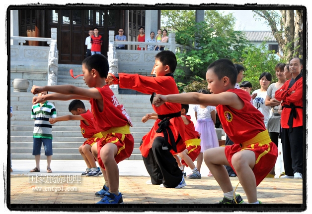 6月20日，小朋友們和中國武術(shù)愛好者們在江西省婺源縣熹園景區(qū)表演中國傳統(tǒng)的中國武術(shù)功夫，吸引許多游人前來駐足觀看。當日是中國傳統(tǒng)的端午節(jié)，江西省婺源縣的中國武術(shù)愛好者們通過表演中國武術(shù)功夫，打太極，表演了少林棍、硬氣功、自選拳等少林寺功夫，讓孩子們從小學習中國武術(shù)，傳承中國武德，感受先人過端午的氛圍。