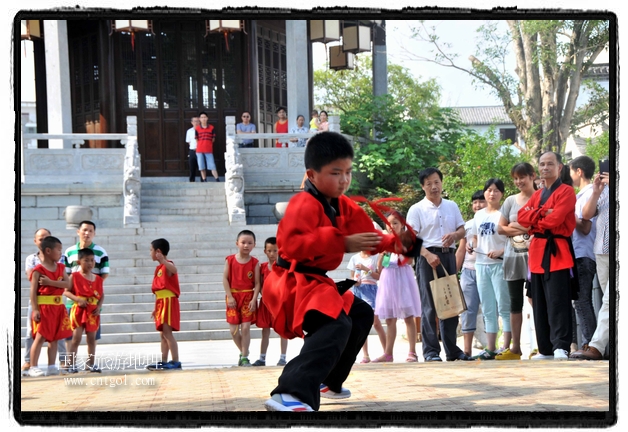 6月20日，小朋友們和中國武術(shù)愛好者們在江西省婺源縣熹園景區(qū)表演中國傳統(tǒng)的中國武術(shù)功夫，吸引許多游人前來駐足觀看。當日是中國傳統(tǒng)的端午節(jié)，江西省婺源縣的中國武術(shù)愛好者們通過表演中國武術(shù)功夫，打太極，表演了少林棍、硬氣功、自選拳等少林寺功夫，讓孩子們從小學習中國武術(shù)，傳承中國武德，感受先人過端午的氛圍。