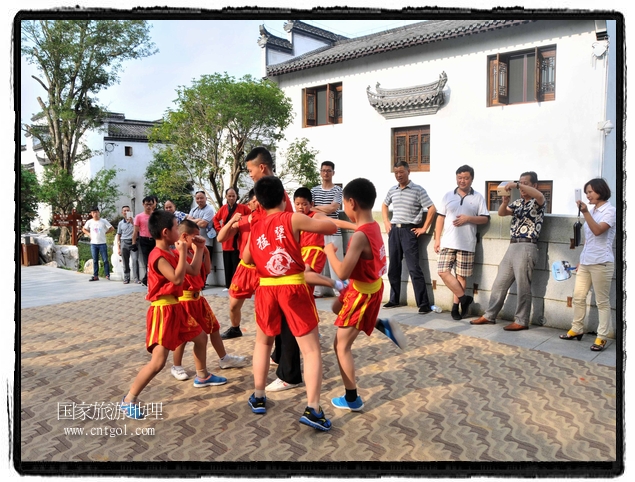 6月20日，小朋友們和中國武術(shù)愛好者們在江西省婺源縣熹園景區(qū)表演中國傳統(tǒng)的中國武術(shù)功夫，吸引許多游人前來駐足觀看。當日是中國傳統(tǒng)的端午節(jié)，江西省婺源縣的中國武術(shù)愛好者們通過表演中國武術(shù)功夫，打太極，表演了少林棍、硬氣功、自選拳等少林寺功夫，讓孩子們從小學習中國武術(shù)，傳承中國武德，感受先人過端午的氛圍。