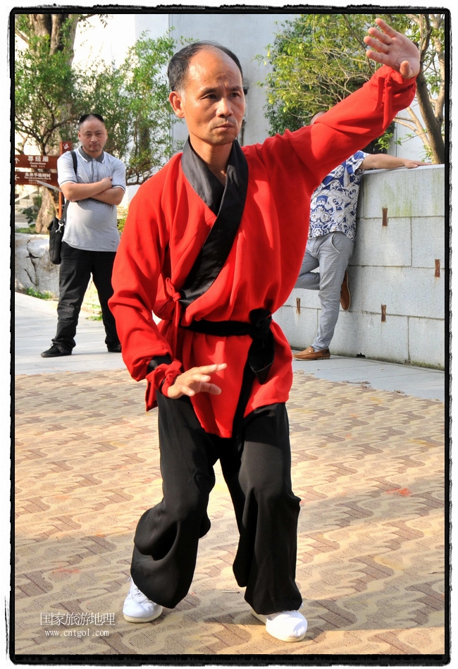 6月20日，小朋友們和中國武術(shù)愛好者們在江西省婺源縣熹園景區(qū)表演中國傳統(tǒng)的中國武術(shù)功夫，吸引許多游人前來駐足觀看。當日是中國傳統(tǒng)的端午節(jié)，江西省婺源縣的中國武術(shù)愛好者們通過表演中國武術(shù)功夫，打太極，表演了少林棍、硬氣功、自選拳等少林寺功夫，讓孩子們從小學習中國武術(shù)，傳承中國武德，感受先人過端午的氛圍。